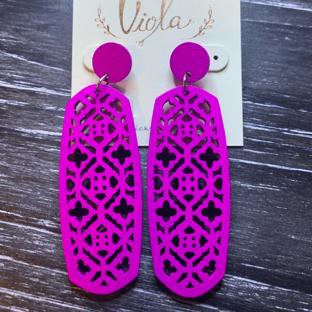 LONG WOOD POST EARRINGS - FUCHSIA